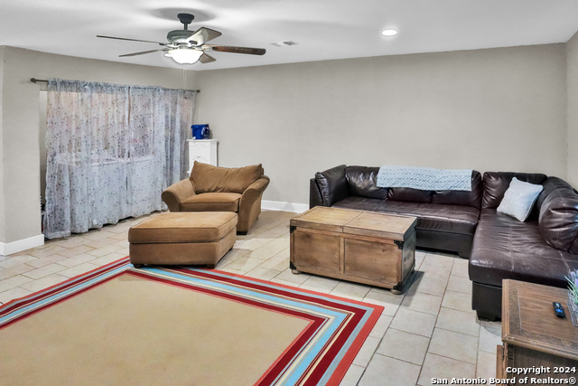 Image 11 of 26 For 5702 Woodgreen