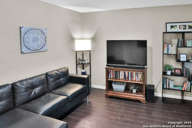 Image 4 of 26 For 5702 Woodgreen