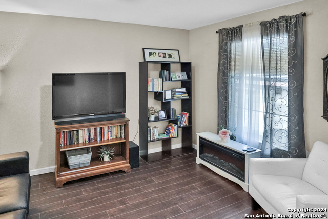 Image 5 of 26 For 5702 Woodgreen