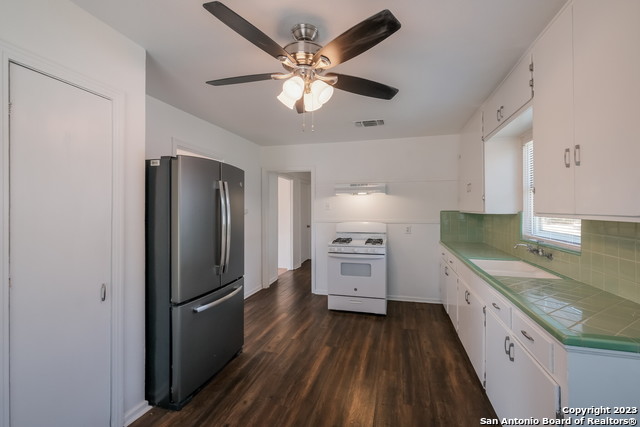 Listing photo id 9 for 1503 Donaldson Ave