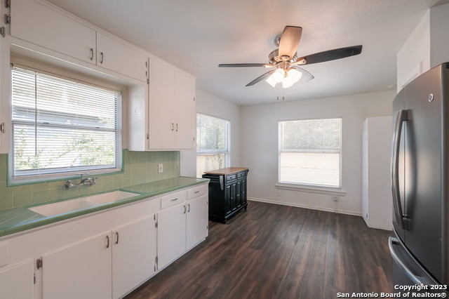 Listing photo id 7 for 1503 Donaldson Ave