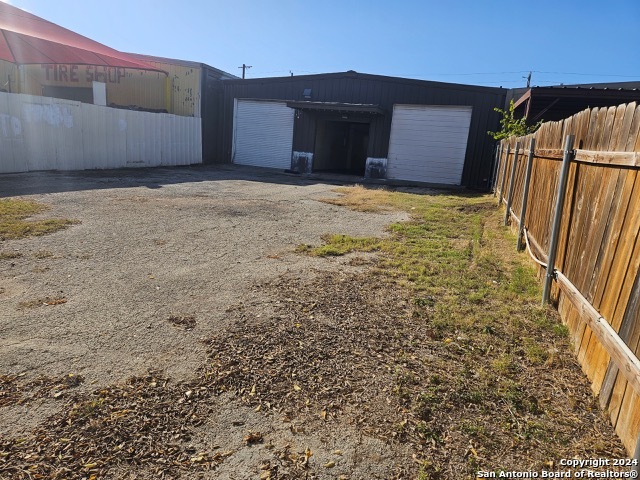 Listing photo id 12 for 2810 Blanco Rd