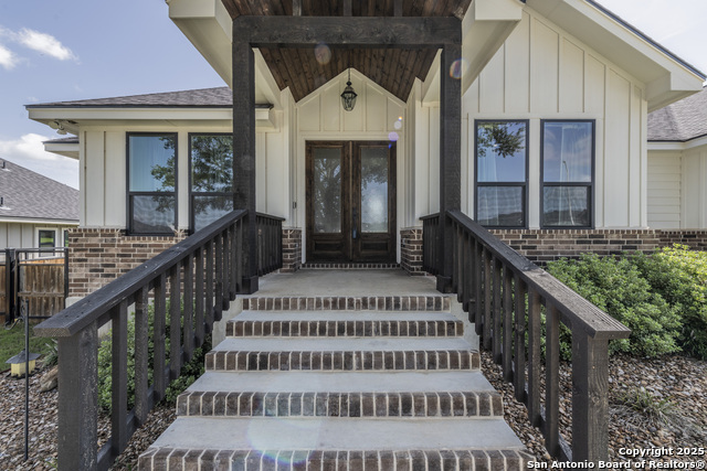Listing photo id 0 for 100 Mahogany Path N