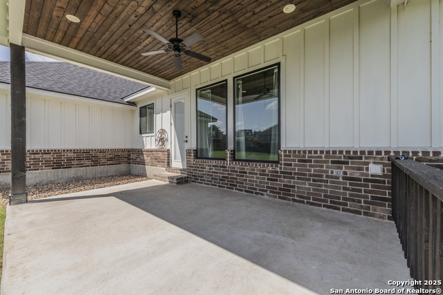 Listing photo id 27 for 100 Mahogany Path N