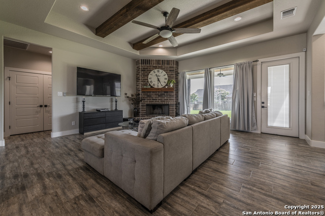 Listing photo id 3 for 100 Mahogany Path N