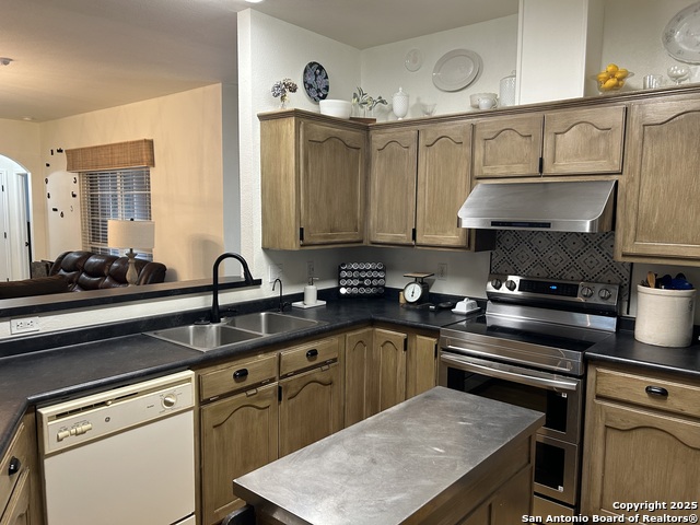 Listing photo id 11 for 2240 Stonehaven