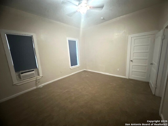 Listing photo id 15 for 202 Claudia