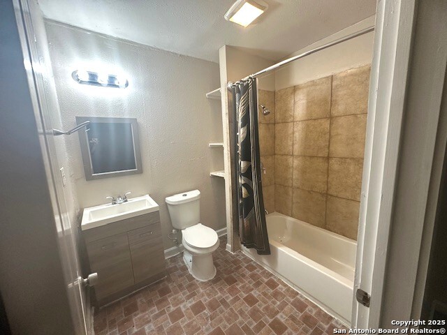 Listing photo id 17 for 202 Claudia
