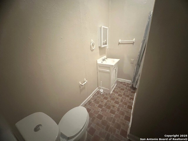 Listing photo id 21 for 202 Claudia
