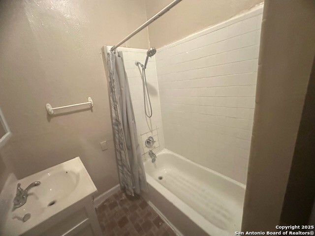 Listing photo id 22 for 202 Claudia
