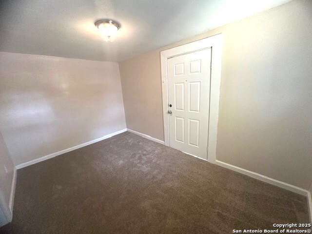 Listing photo id 23 for 202 Claudia