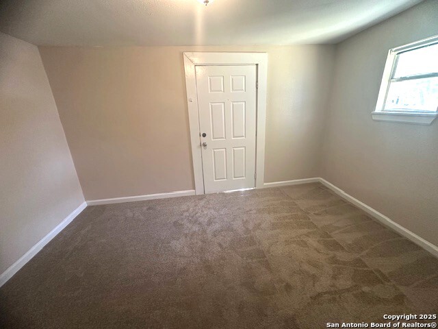 Listing photo id 24 for 202 Claudia