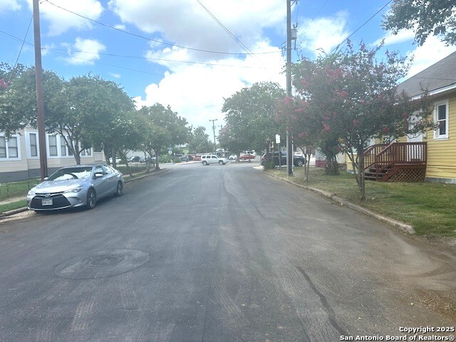 Listing photo id 25 for 202 Claudia