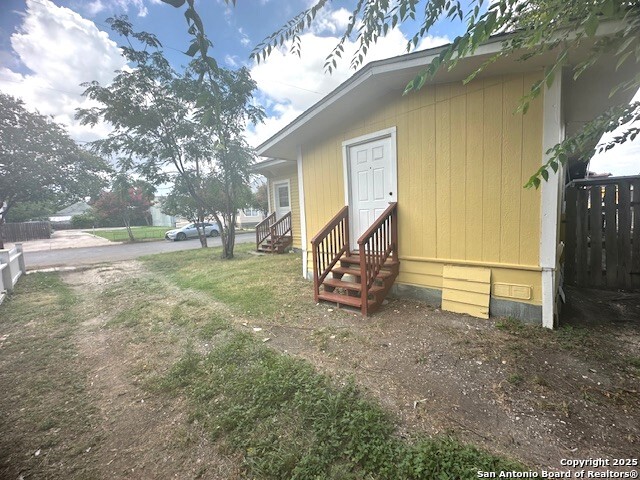 Listing photo id 3 for 202 Claudia