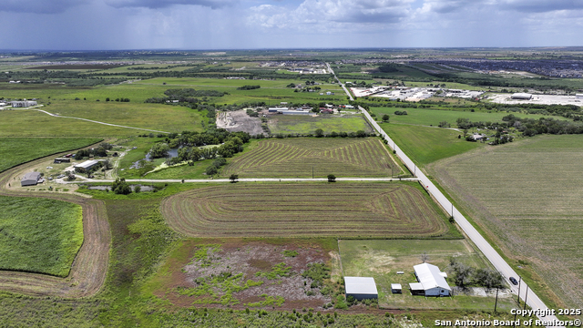 Listing photo id 8 for 4892 Pfeil Rd