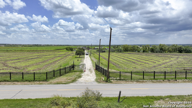Listing photo id 9 for 4892 Pfeil Rd