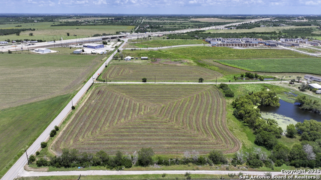 Listing photo id 3 for 4892 Pfeil Rd