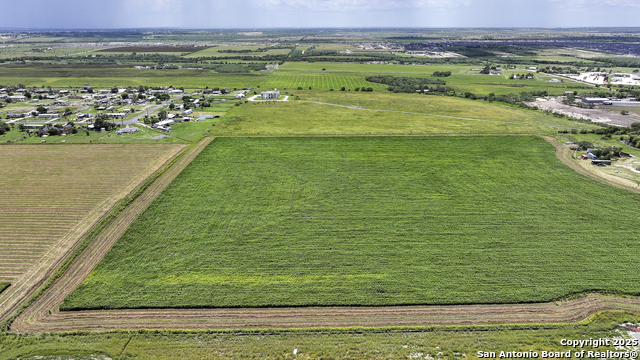 Listing photo id 7 for 4892 Pfeil Rd