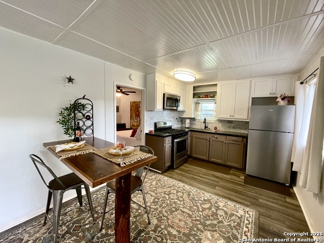 Image 10 of 35 For 406 Hackberry