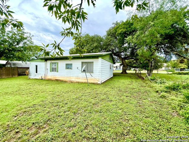 Image 30 of 35 For 406 Hackberry