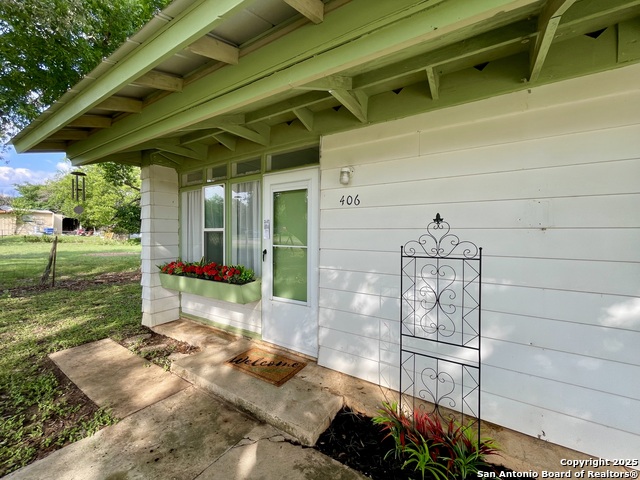 Image 6 of 35 For 406 Hackberry