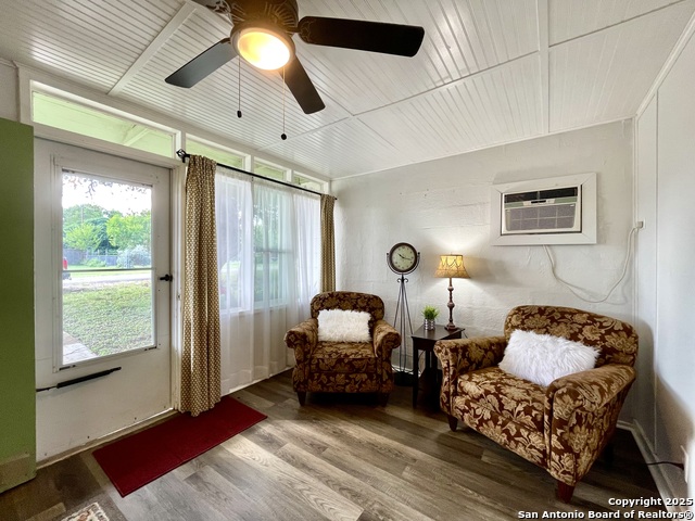 Image 7 of 35 For 406 Hackberry