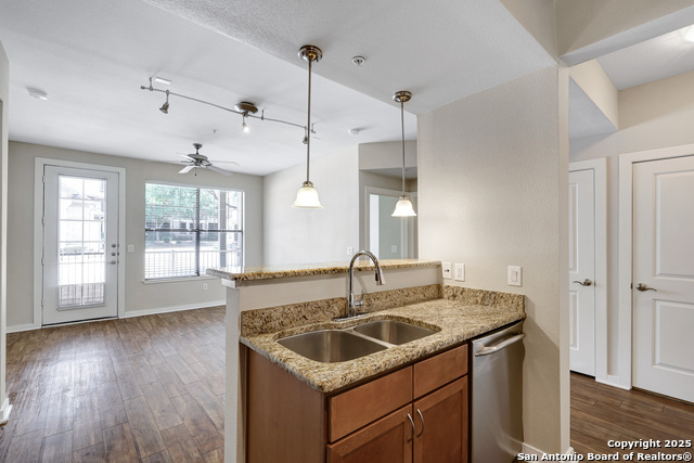 Image 11 of 31 For 7342 Oak Manor Dr  4107