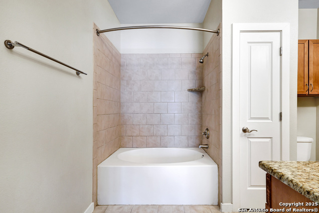 Image 19 of 31 For 7342 Oak Manor Dr  4107