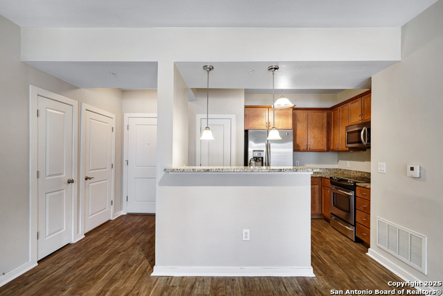 Image 7 of 31 For 7342 Oak Manor Dr  4107