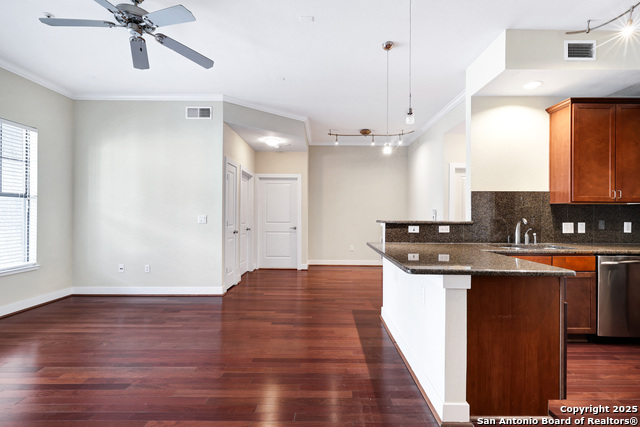 Listing photo id 8 for 7342 Oak Manor Dr 1304