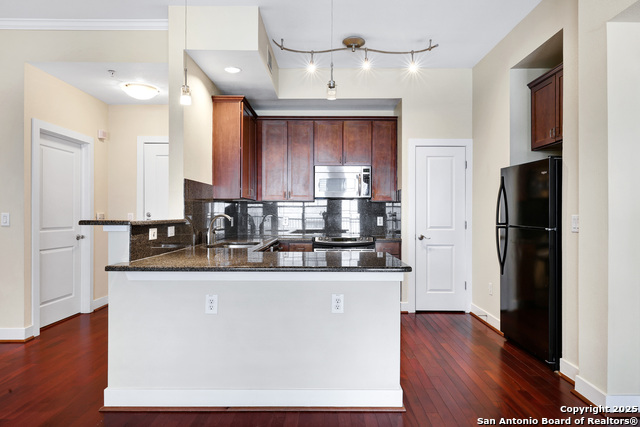 Listing photo id 9 for 7342 Oak Manor Dr 1304