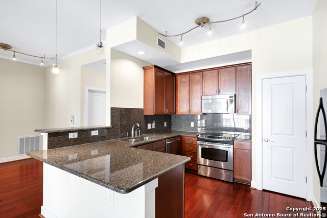 Listing photo id 10 for 7342 Oak Manor Dr 1304