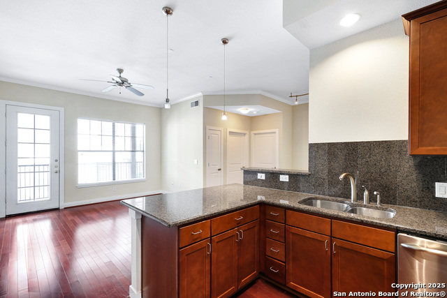 Listing photo id 11 for 7342 Oak Manor Dr 1304