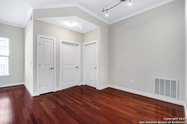 Listing photo id 0 for 7342 Oak Manor Dr 1304