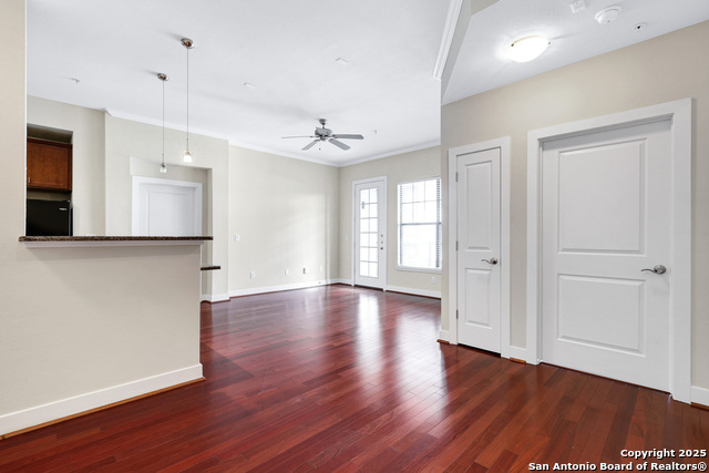 Listing photo id 2 for 7342 Oak Manor Dr 1304