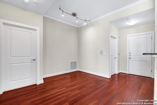 Listing photo id 3 for 7342 Oak Manor Dr 1304