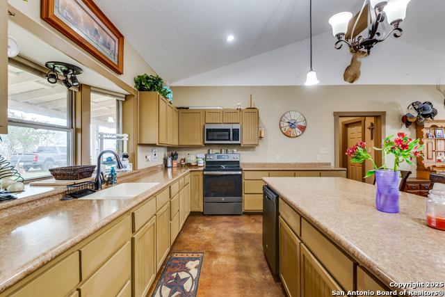Listing photo id 10 for 2217 County Road 412