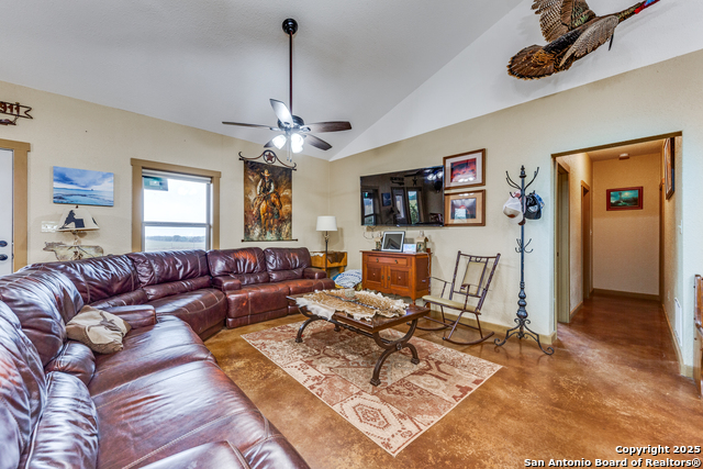 Listing photo id 5 for 2217 County Road 412