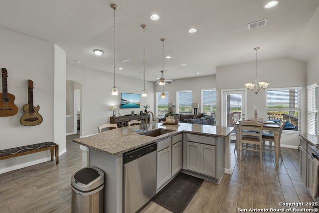 Listing photo id 10 for 3214 Roan