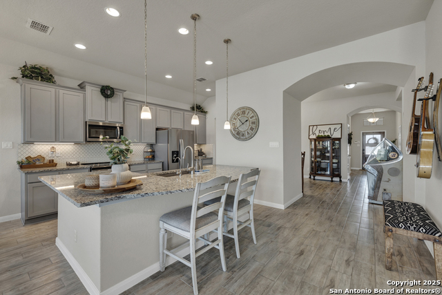 Listing photo id 5 for 3214 Roan
