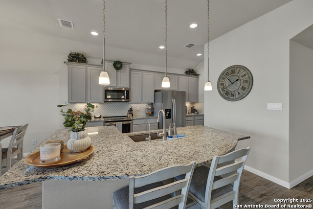Listing photo id 6 for 3214 Roan