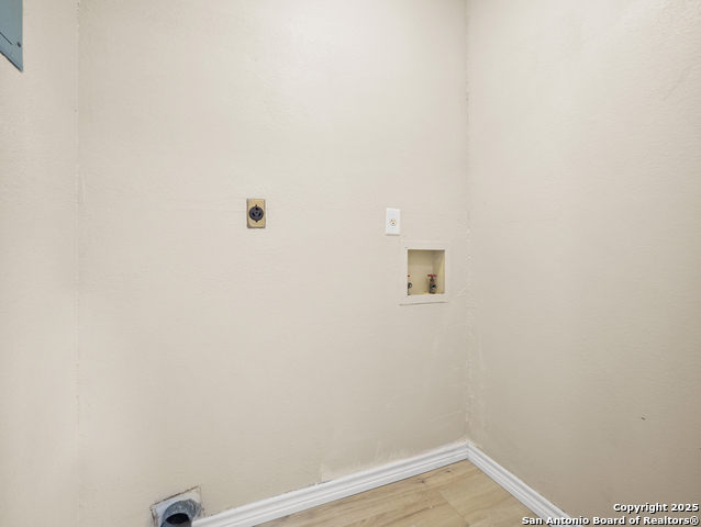 Image 11 of 23 For 4819 Corian Oak
