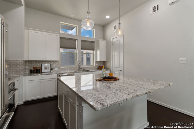 Listing photo id 11 for 2104 Saint Marys N