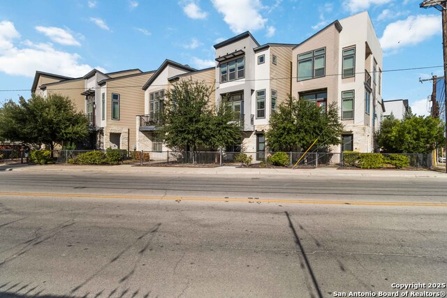 Listing photo id 2 for 2104 Saint Marys N