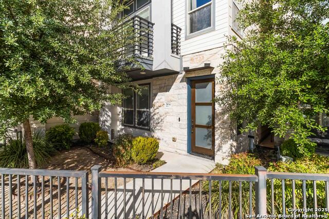 Listing photo id 3 for 2104 Saint Marys N