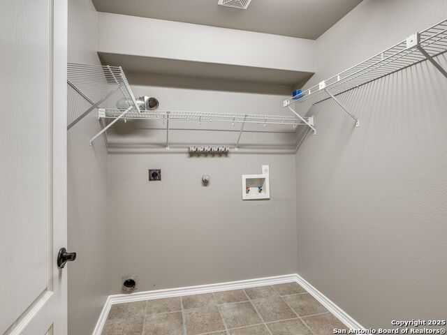 Listing photo id 11 for 9910 Shetland Gate