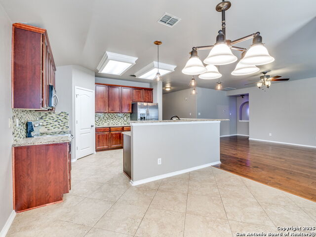 Listing photo id 25 for 9910 Shetland Gate