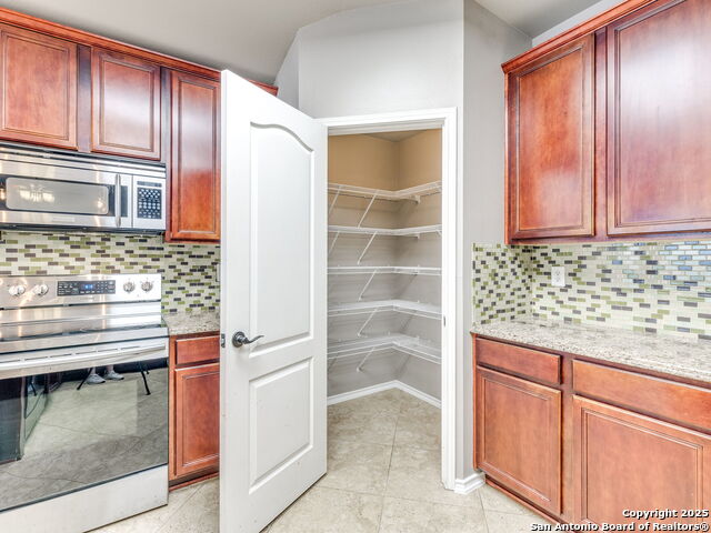 Listing photo id 30 for 9910 Shetland Gate