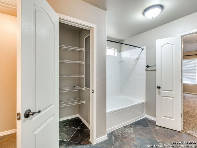 Listing photo id 35 for 9910 Shetland Gate