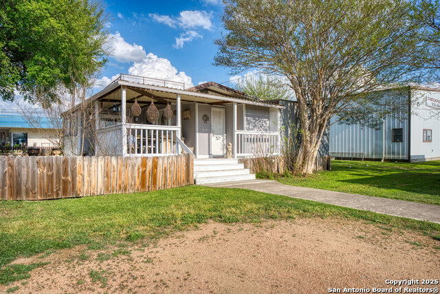 Listing photo id 13 for 1253 Fm 2673